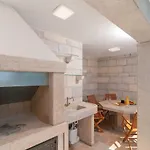 Beautiful With Private Pool Apartman
