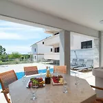 Apartman Beautiful With Private Pool Trogir