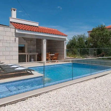 Beautiful With Private Pool Apartman