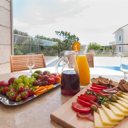 Beautiful With Private Pool Apartman *