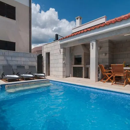 Apartman Beautiful With Private Pool Trogir